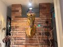 店内に飾られた金色の馬